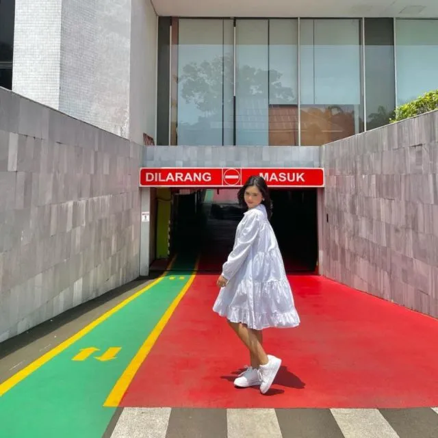 9 Ide Dress Buat si Tubuh Mungil. Ah, Kata Siapa Baju Terusan Bikin Kamu Kayak Anak Kecil? 14