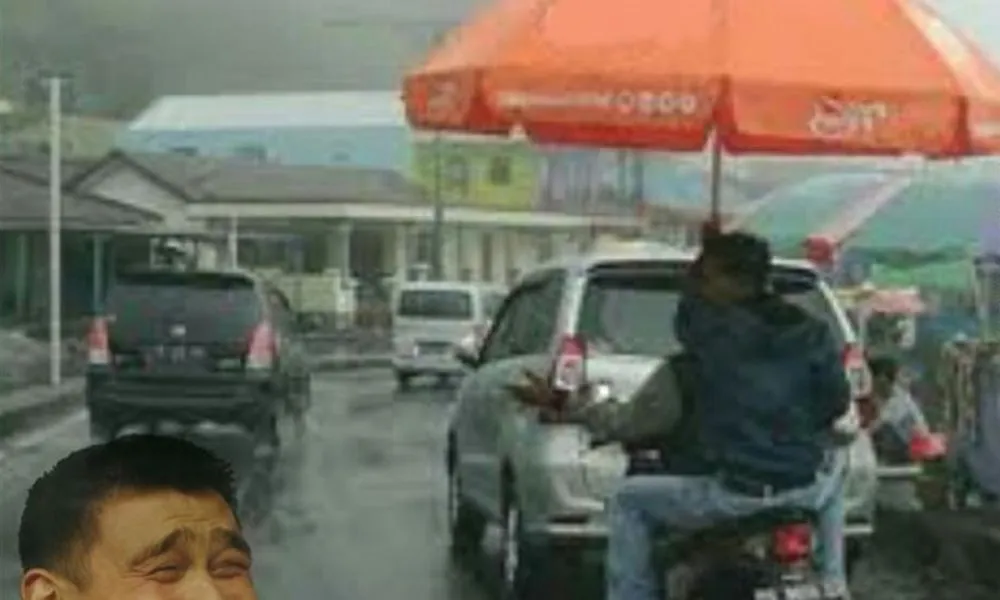 11 Potret Kocak Logika Bapak-Bapak Menghadapi Turunnya Hujan. Nggak Semua Cowok Begini kok :( 13
