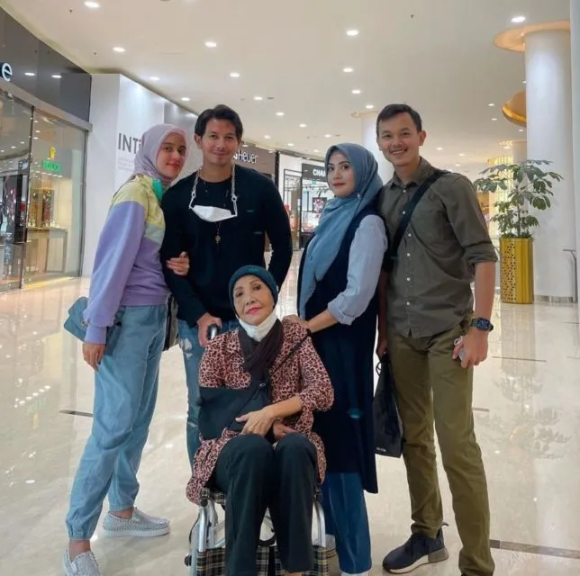 7 Artis ini Terkenal Tanpa Dompleng Nama Orang Tua Mereka yang juga Figur Publik 13