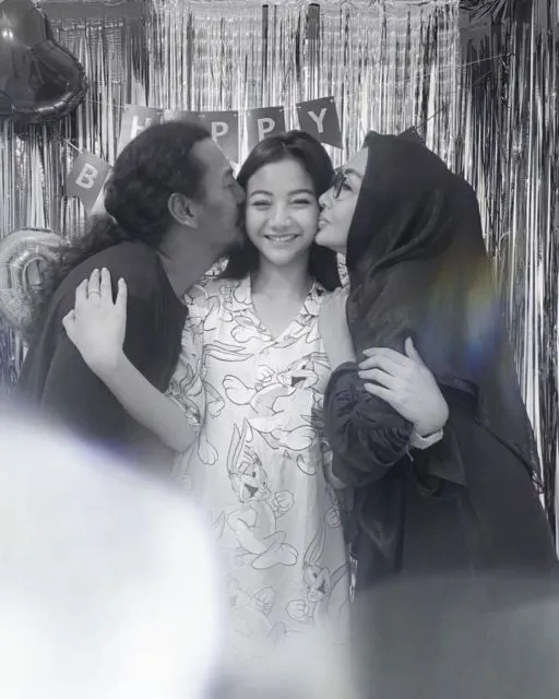 7 Artis ini Terkenal Tanpa Dompleng Nama Orang Tua Mereka yang juga Figur Publik 8