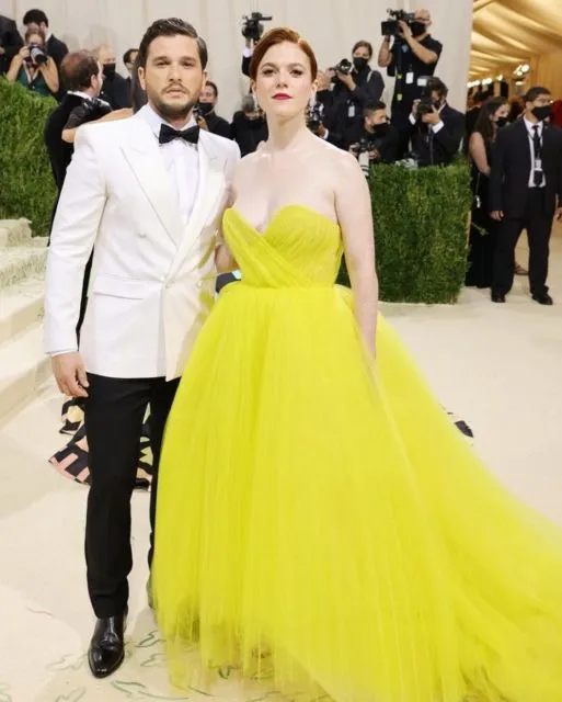 Umbar Kemesraan di Met Gala 2021, ini Potret Pasangan Artis Hollywood Favorit Warganet 14