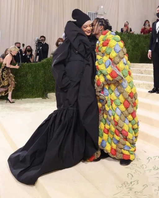 Umbar Kemesraan di Met Gala 2021, ini Potret Pasangan Artis Hollywood Favorit Warganet 11