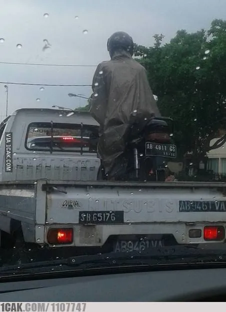 11 Potret Kocak Logika Bapak-Bapak Menghadapi Turunnya Hujan. Nggak Semua Cowok Begini kok :( 21