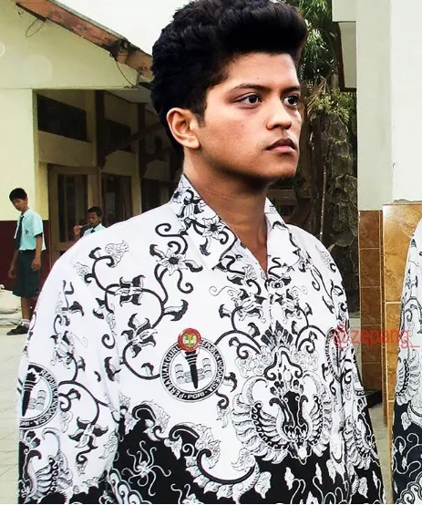 11 Foto Kocak Artis Internasional Pakai Seragam PNS. Orang Awam Bilang Ini Pasti Editan!11!!1 18