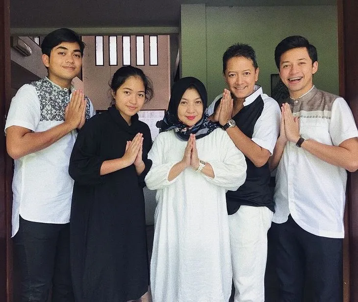 7 Artis ini Terkenal Tanpa Dompleng Nama Orang Tua Mereka yang juga Figur Publik 12