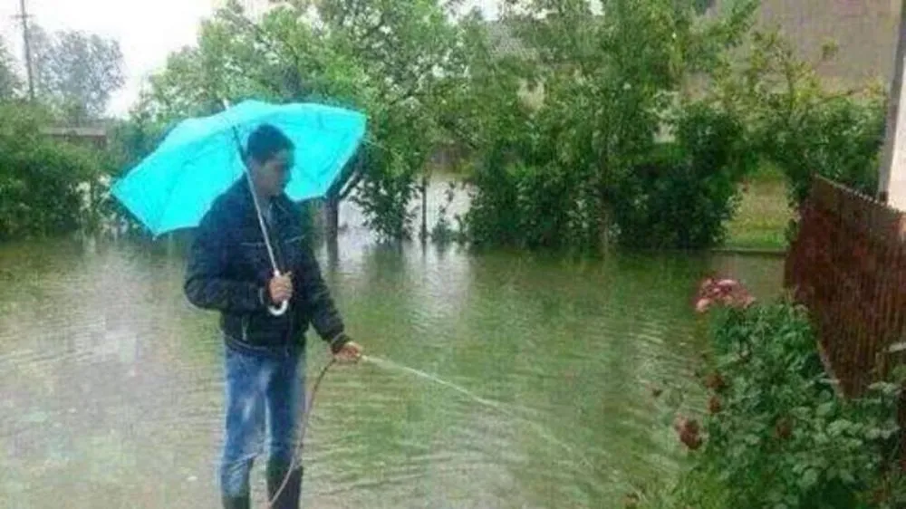 11 Potret Kocak Logika Bapak-Bapak Menghadapi Turunnya Hujan. Nggak Semua Cowok Begini kok :( 22