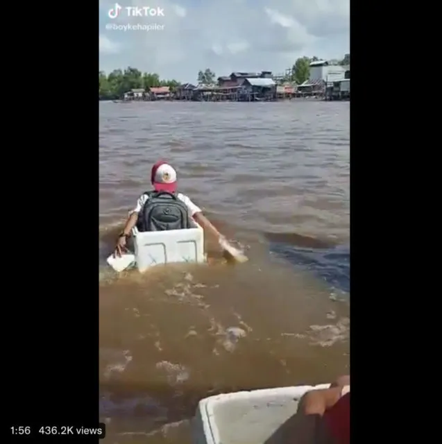 Viral Bocah SD Seberangi Sungai Naik Styrofoam. Memang Miris, tapi Cek Dulu Kebenarannya 2