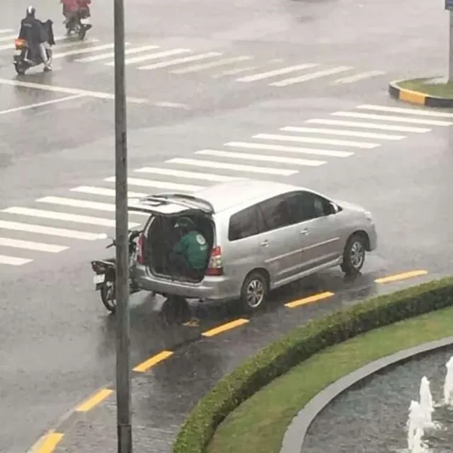11 Potret Kocak Logika Bapak-Bapak Menghadapi Turunnya Hujan. Nggak Semua Cowok Begini kok :( 15