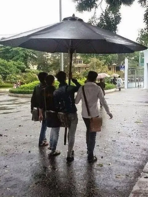 11 Potret Kocak Logika Bapak-Bapak Menghadapi Turunnya Hujan. Nggak Semua Cowok Begini kok :( 12