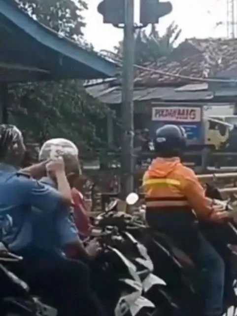 11 Potret Kocak Logika Bapak-Bapak Menghadapi Turunnya Hujan. Nggak Semua Cowok Begini kok :( 17