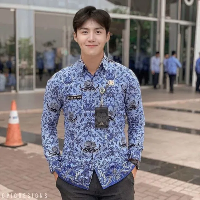 11 Foto Kocak Artis Internasional Pakai Seragam PNS. Orang Awam Bilang Ini Pasti Editan!11!!1 14