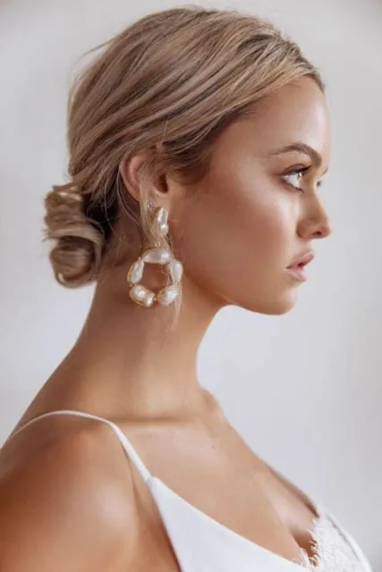 12 Model Anting Mutiara yang Bikin Manten Makin Glowing. Cocok di Segala Tema Pernikahan! 20