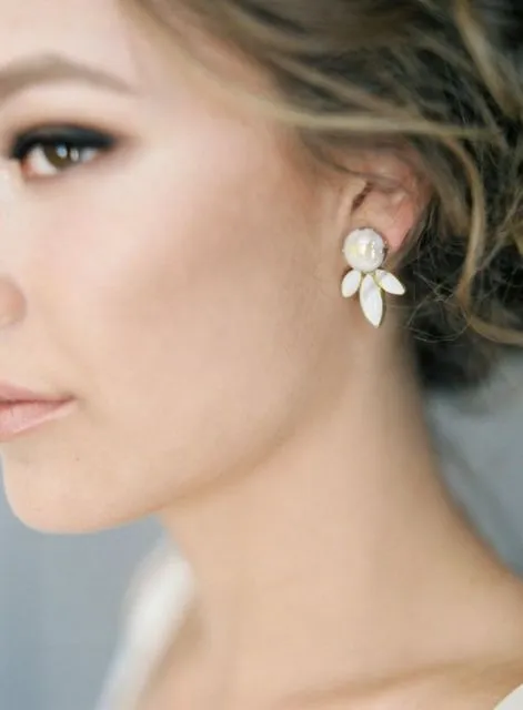 12 Model Anting Mutiara yang Bikin Manten Makin Glowing. Cocok di Segala Tema Pernikahan! 14