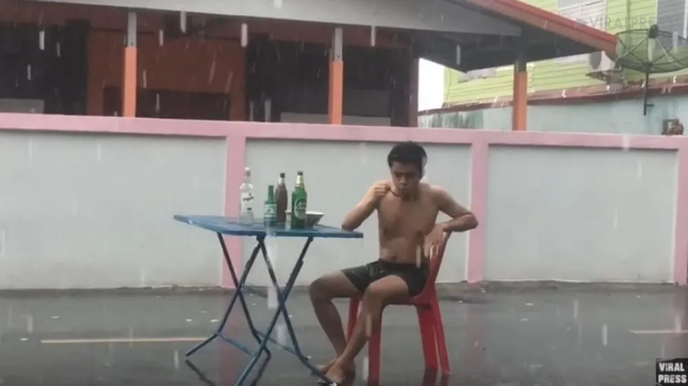 11 Potret Kocak Logika Bapak-Bapak Menghadapi Turunnya Hujan. Nggak Semua Cowok Begini kok :( 18