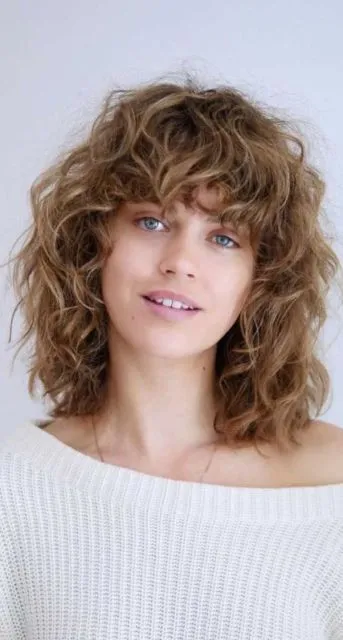 Ragam Tren Gaya Poni Rambut yang Cocok untuk Wajah Bulat. Bikin Awet Muda Terus! 17
