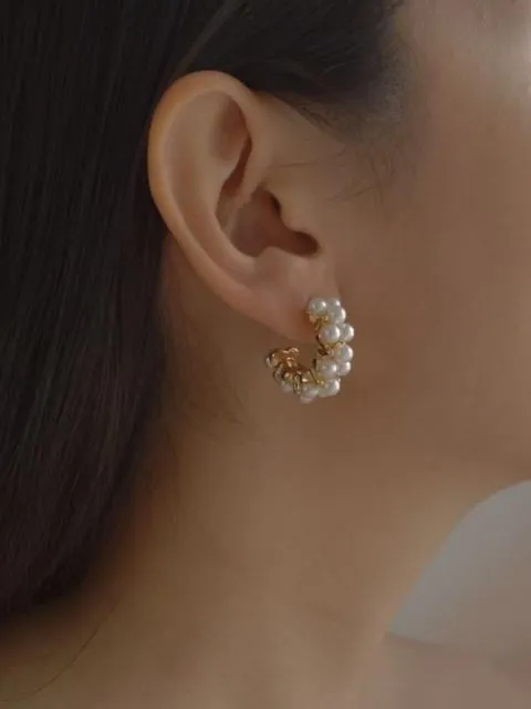 12 Model Anting Mutiara yang Bikin Manten Makin Glowing. Cocok di Segala Tema Pernikahan! 24