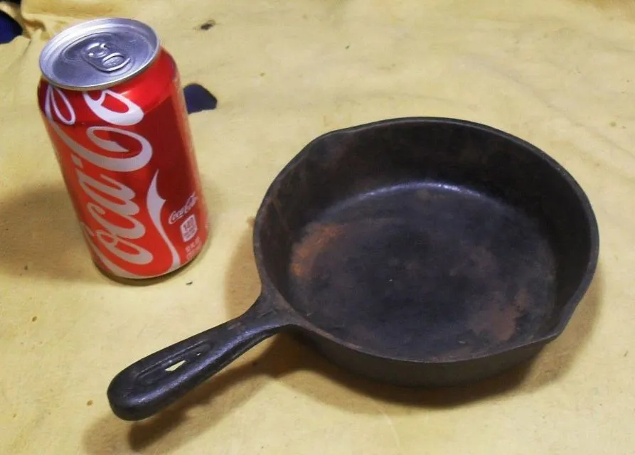 7 Cara Menghilangkan Kerak di Wajan. Bekas Gosong Bisa Kinclong Lagi! 13 Cara membersihkan kerak wajan dengan coca cola
