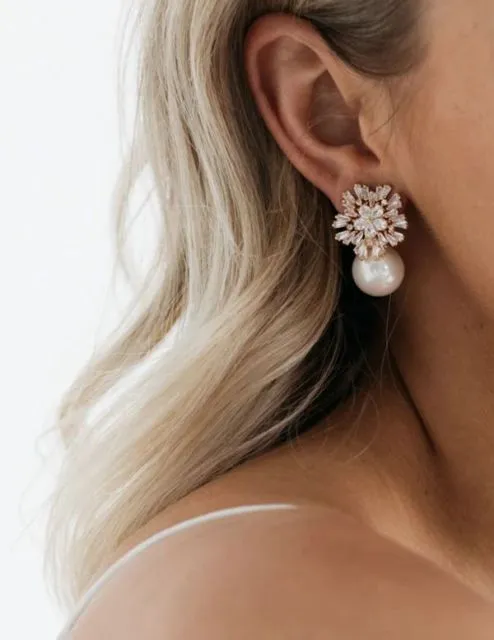 12 Model Anting Mutiara yang Bikin Manten Makin Glowing. Cocok di Segala Tema Pernikahan! 15
