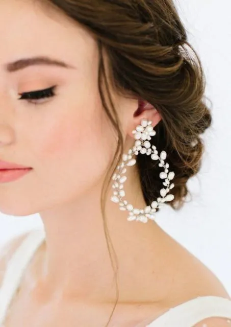 12 Model Anting Mutiara yang Bikin Manten Makin Glowing. Cocok di Segala Tema Pernikahan! 17