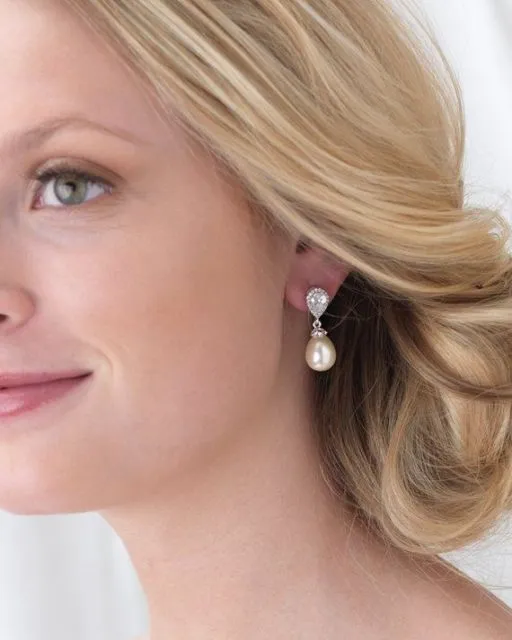 12 Model Anting Mutiara yang Bikin Manten Makin Glowing. Cocok di Segala Tema Pernikahan! 19