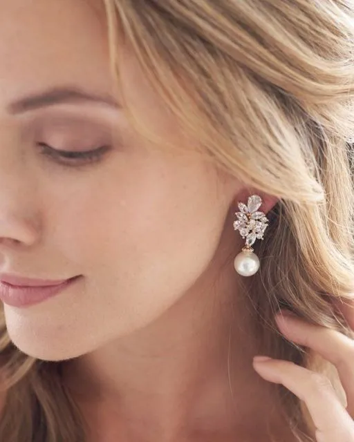 12 Model Anting Mutiara yang Bikin Manten Makin Glowing. Cocok di Segala Tema Pernikahan! 18