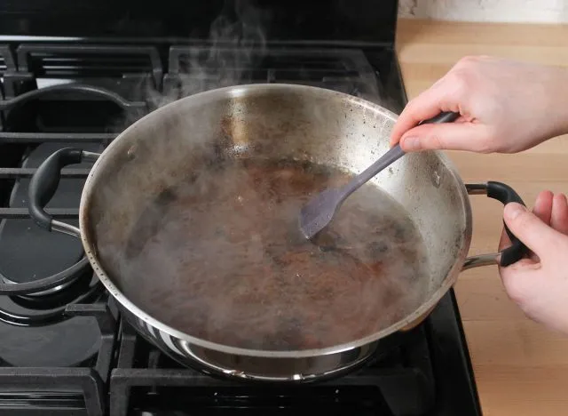 7 Cara Menghilangkan Kerak di Wajan. Bekas Gosong Bisa Kinclong Lagi! 8 Cara menghilangkan kerak di wajan