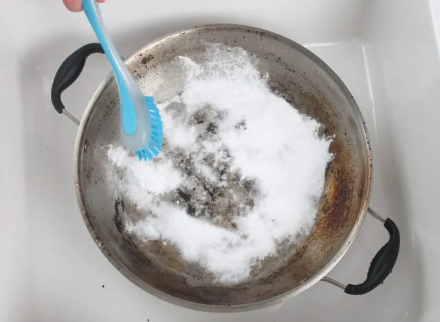 7 Cara Menghilangkan Kerak di Wajan. Bekas Gosong Bisa Kinclong Lagi! 10 Cara menghilangkan kerak wajan dengan baking soda