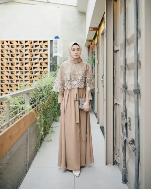 8 Model Gaun Bridesmaid Hijab yang Elegan 14