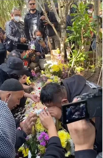 Proses Pemakaman Penuh Haru, Sahabat dan Para Penggemar Begitu Kehilangan Atas Kepergian Eben Burgerkill 2
