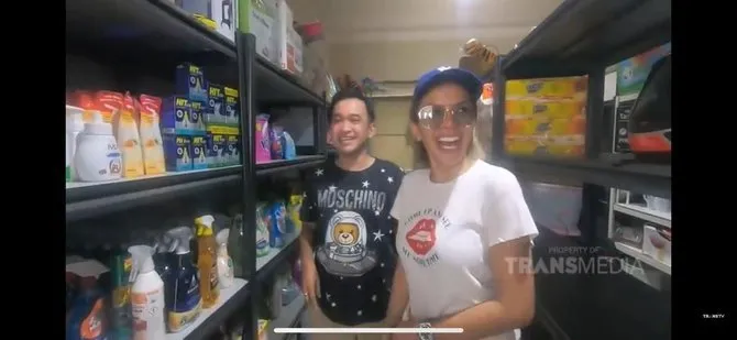 9 Potret Ruang Penyimpanan Makanan di Rumah Artis yang Curi Perhatian. Bak Minimarket Pribadi! 10