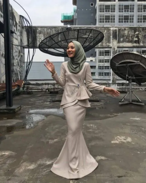 8 Model Gaun Bridesmaid Hijab yang Elegan 11