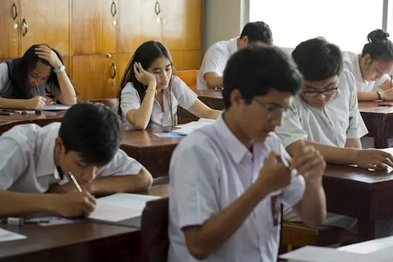 Menebak Alasan Guru Selalu Sewot sama Murid yang Pakai Jaket di Kelas. Bikin Penasaran Banget! 8