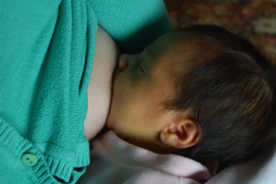 6 Rahasia Mengatasi Bayi yang Cegukan. Ini Bukan Bahaya, tapi Perlu Kewaspadaan! 8