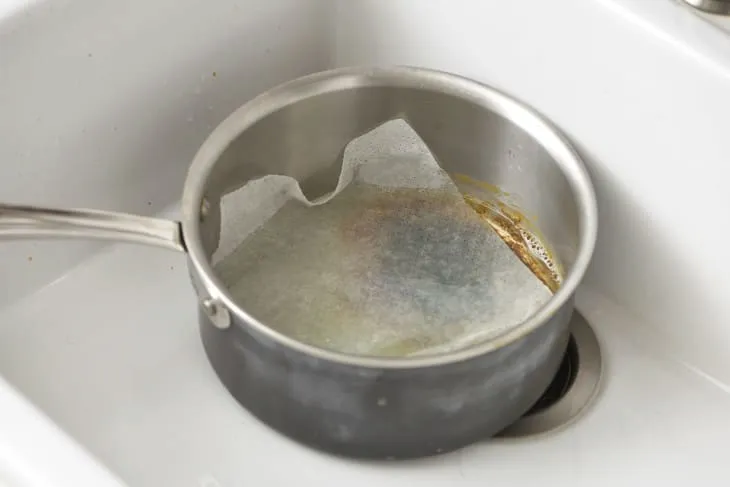 7 Cara Menghilangkan Kerak di Wajan. Bekas Gosong Bisa Kinclong Lagi! 9 Cara menghilangkan kerak wajan