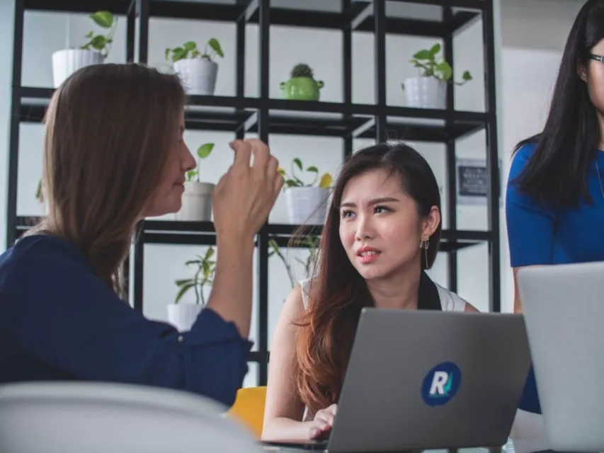 7 Tips Menghadapi Rekan Kerja yang Menyebalkan dengan Elegan. Biar Nyaman! 11 Tips menghadapi rekan kerja yang menyebalkan
