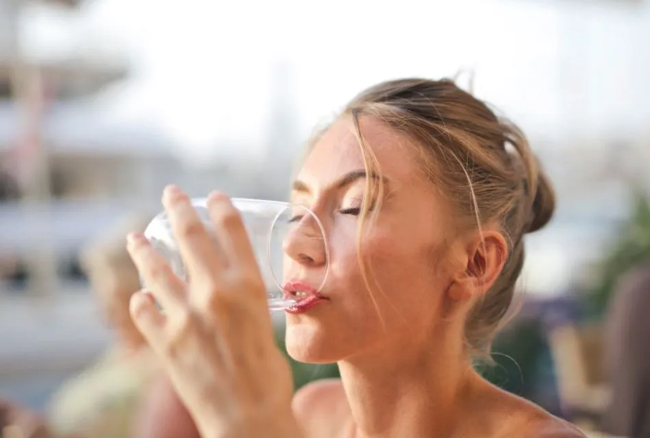 7 Manfaat Minum Air Putih Sebelum Tidur untuk Diet Hingga Kecantikan 9