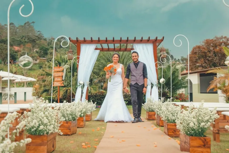 5 Alasan Pilih MUA yang Lebih Mahal daripada Dekorasi Pelaminan. Bujet Nikah Minim, Misalnya 9