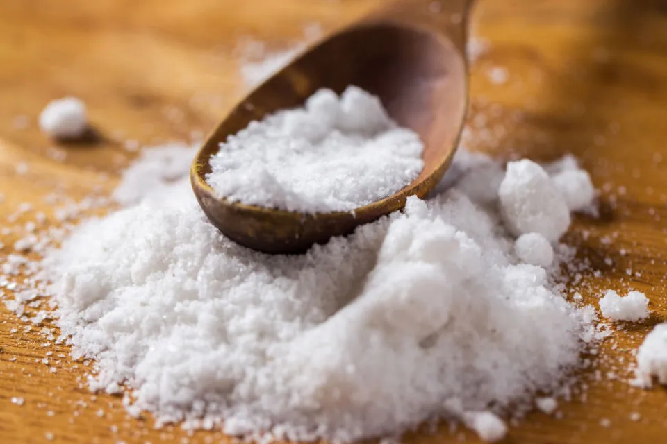 7 Cara Menghilangkan Kerak di Wajan. Bekas Gosong Bisa Kinclong Lagi! 12 Cara membersihkan panci gosong dengan garam