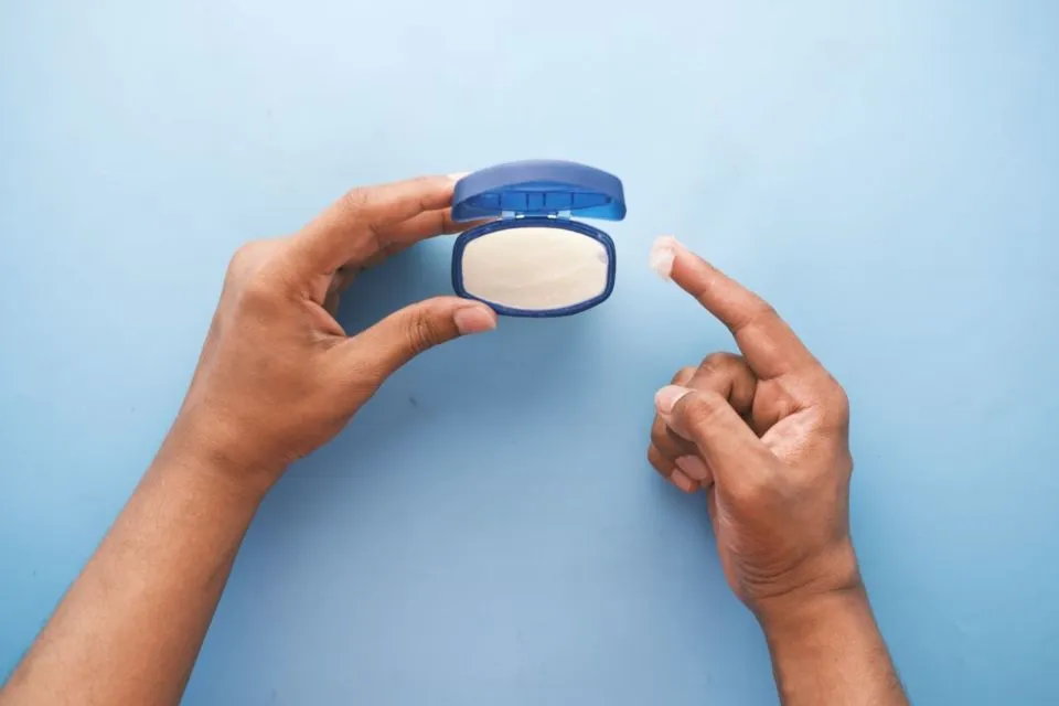 'Slugging', Tren Terbaru Perawatan Kulit Kering ala Cewek Korea. Pakai Petroleum Jelly! 6