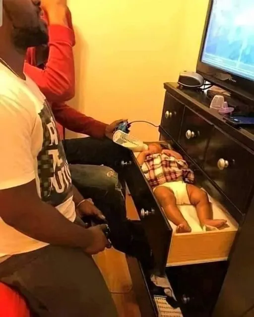 Begini Jadinya Saat Bayi Ditinggal Berdua dengan Ayahnya. Meresahkan Sekali, Bund! 14