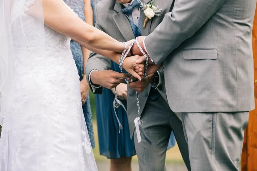 6 Tradisi Unik dalam Upacara Pernikahan di Irlandia. Ada Tradisi Mengikat Tangan Pengantin! 7