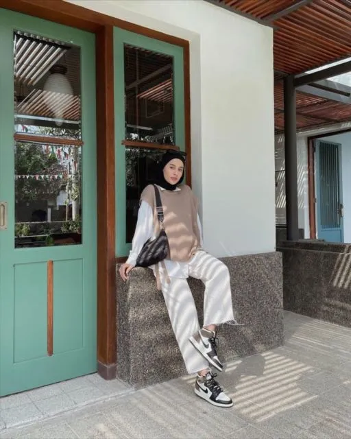 10 Inspirasi Padu Padan Fesyen Hijab Boyish ala Selebgram. Nyaman dan Sopan~ 17