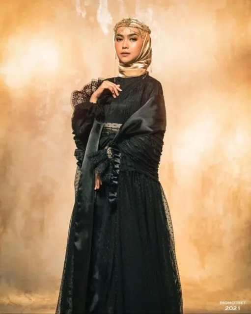 6 Foto Stylish Ria Ricis Bersama Kedua Kakaknya Jelang Pernikahan. Elegan! 10