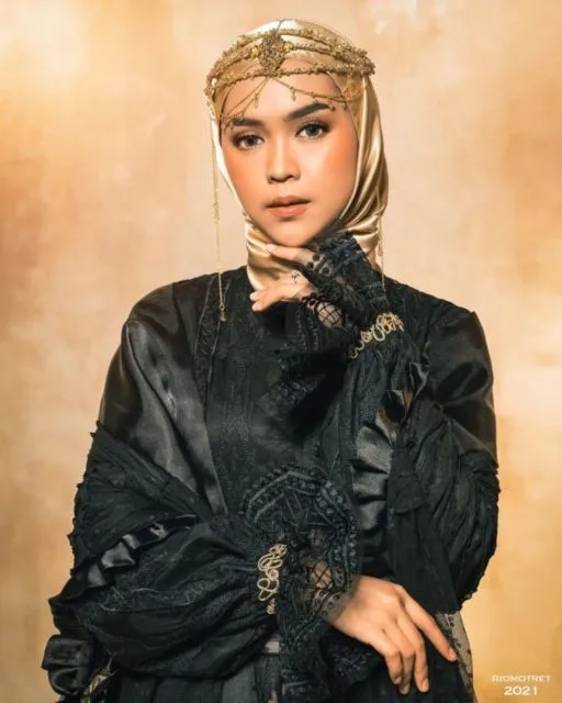 6 Foto Stylish Ria Ricis Bersama Kedua Kakaknya Jelang Pernikahan. Elegan! 9