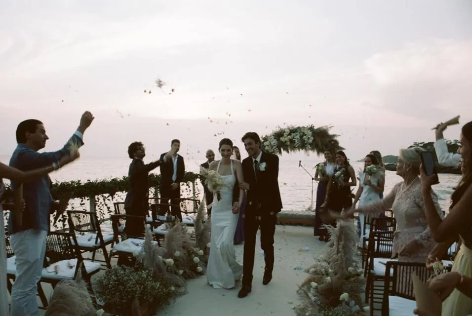 Potret Intimate Wedding Meadow Walker yang Kenakan Gaun Modern Minimalis. Manis! 13