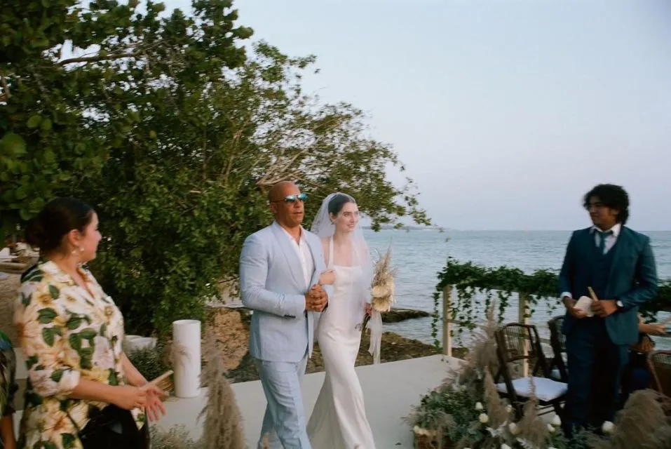Potret Intimate Wedding Meadow Walker yang Kenakan Gaun Modern Minimalis. Manis! 9