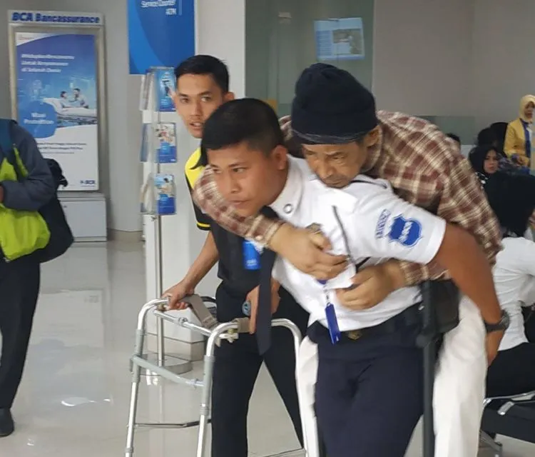 5 Alasan Satpam BCA Jadi Orang Berseragam Paling Humanis dan Mengayomi. Nggak Nyindir ini, Serius~ 10