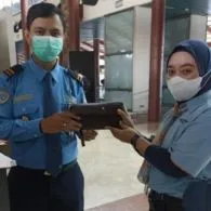 Berkat Kejujuran, Petugas Kebersihan yang Temukan Cek Rp35,9 Miliar Diangkat Jadi Supervisor