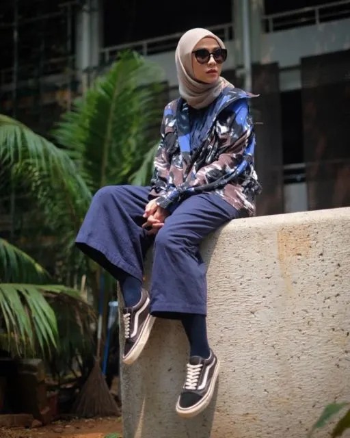 10 Inspirasi Padu Padan Fesyen Hijab Boyish ala Selebgram. Nyaman dan Sopan~ 11