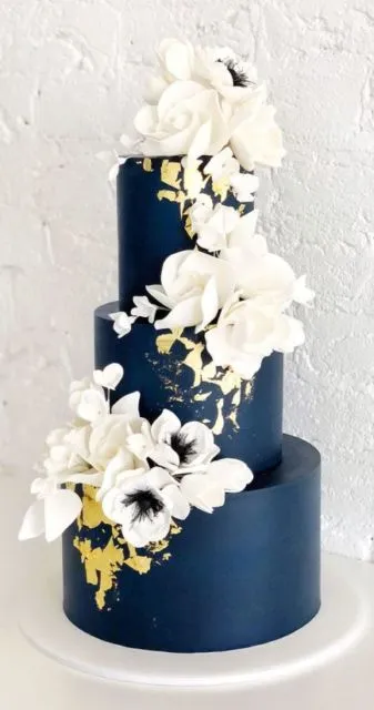 8 Wedding Cake Mewah dengan Detail Emas yang Elegan 12